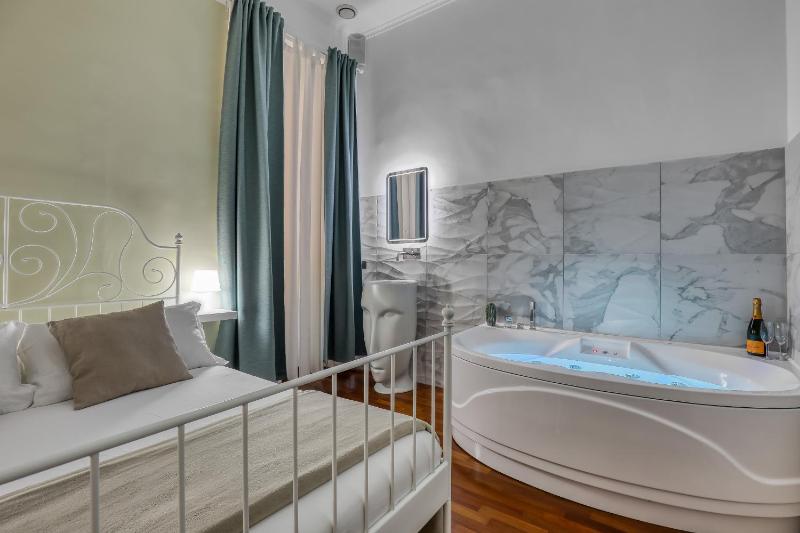 ATRHOME Frattina Luxury — отель с удобным расположением в Риме