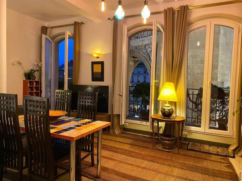 Цены на Romantic Apartment in Paris в Париже