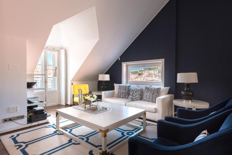 ALTIDO Lux Chiado 2-Floor 3-BR Apartment with Garage — отель с удобствами в Лиссабоне