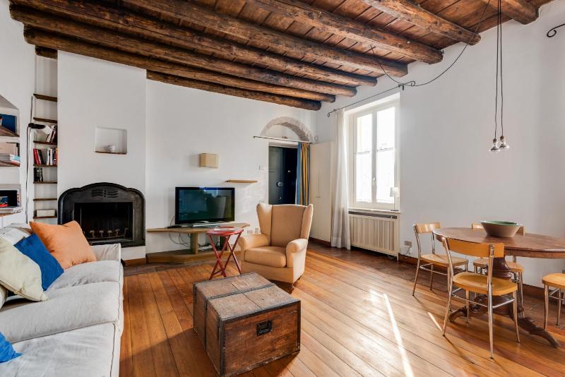 Duplex incantevole sui tetti nel cuore dei Navigli — отель с удобным расположением в Милане