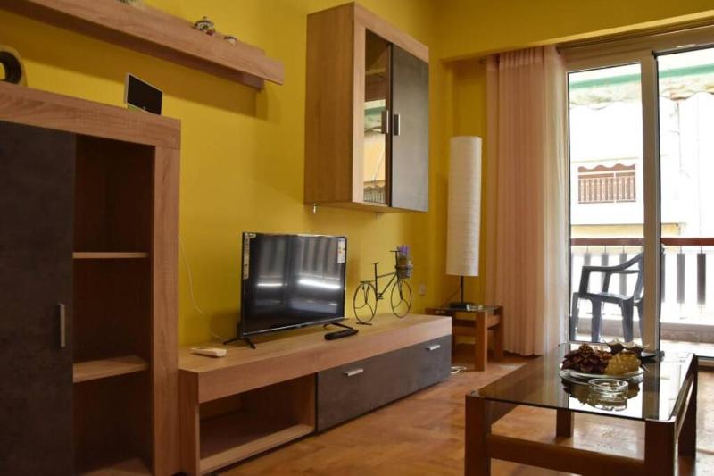 Colourful Apartment in AthensCity 1min from Subway — отель в Афины, Греция