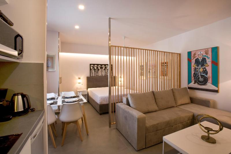 SYNATHENS APARTMENTS & STUDIOS — отель с удобствами в Афины