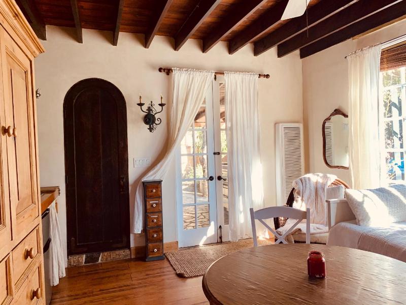 Under the Tuscan Sun Cottage in West Los Angeles — отель в Лос-Анджелесе, Соединенные Штаты Америки
