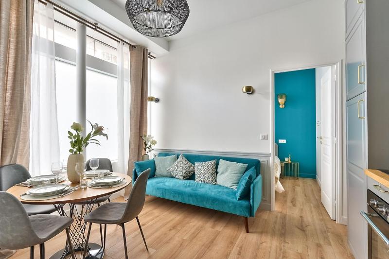 NEWLY RENOVATED ! Stunning 2BR Apt in the Heart of Paris 15 — отель с удобствами в Париже