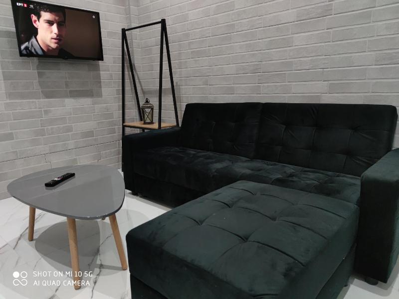 Modern apartment with a huge terrace — отель с удобствами в Афины