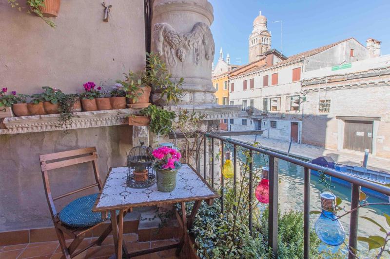 CA CAMMELLO private terrace and canal view — отель с удобствами в Венеции