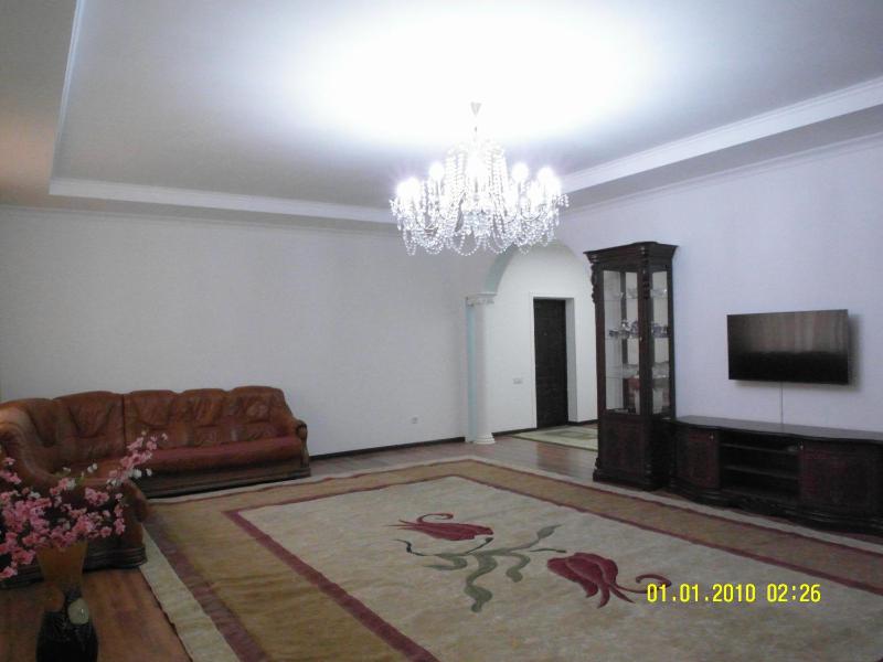 Vip apartamenty tri kvartiry na odnoj plosadke odna 3h komnatnaa s 2ma sanuzlami plosad'u 140m2 dve 2h komnatnye plosad'u po 100m2 — забронировать отель в Шымкенте