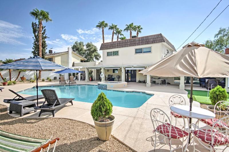 Stunning Home with Private Oasis - 1 half Mile to Strip — отель с удобствами в Лас Вегасе