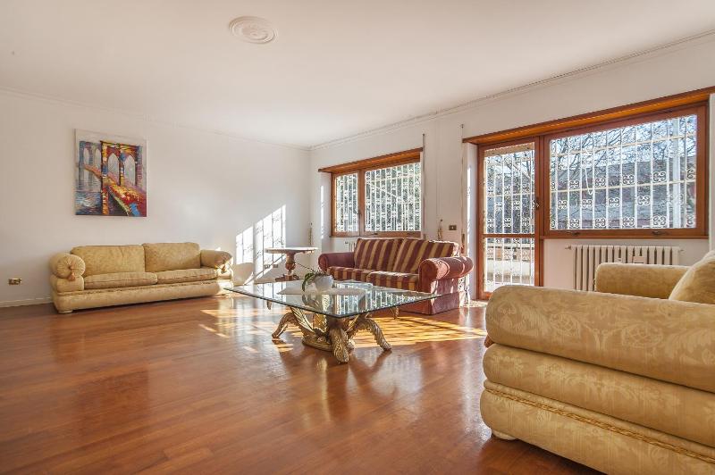 EUR Luminous and Large Family Terrace Apartment — комфортный отель в Риме
