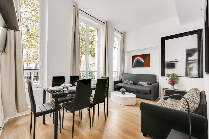 Цены на Chic apartment - 2BR-5P - Boulevard Saint-Germain в Париже