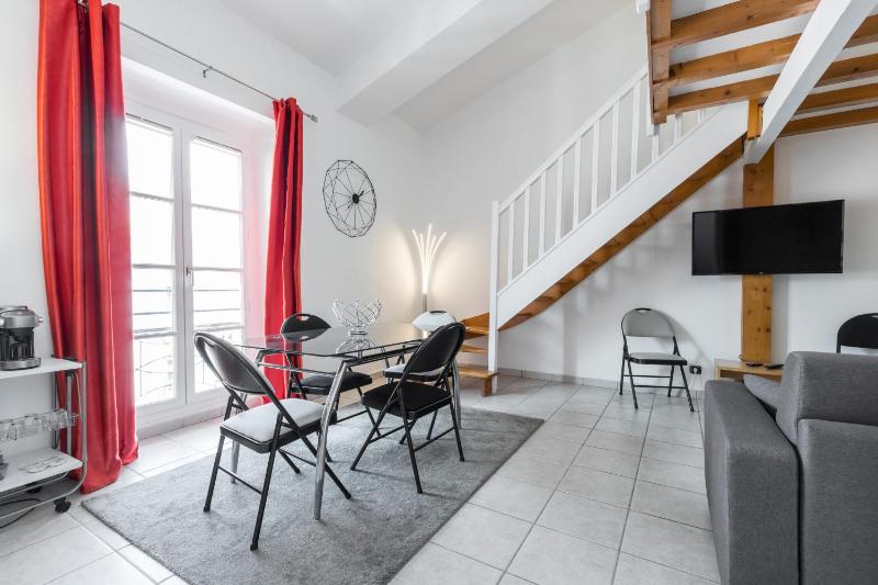 Massena Square - 1 Bdr Duplex with AC — комфортный отель в Николь