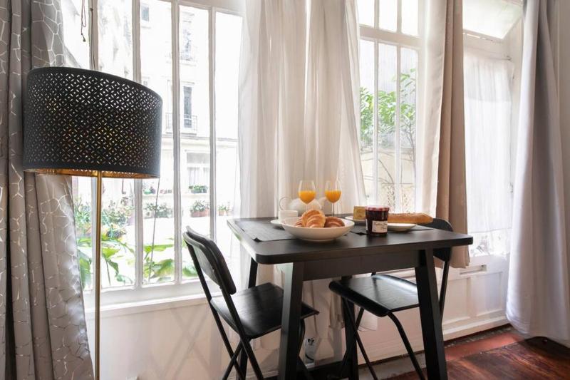 Цены на Two Beautiful Studios - Bastille- 4 pers в Париже