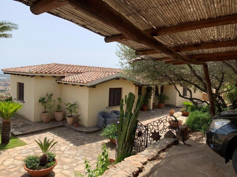 Villa Michael a Porto San Paolo - Elegante con Giardino
