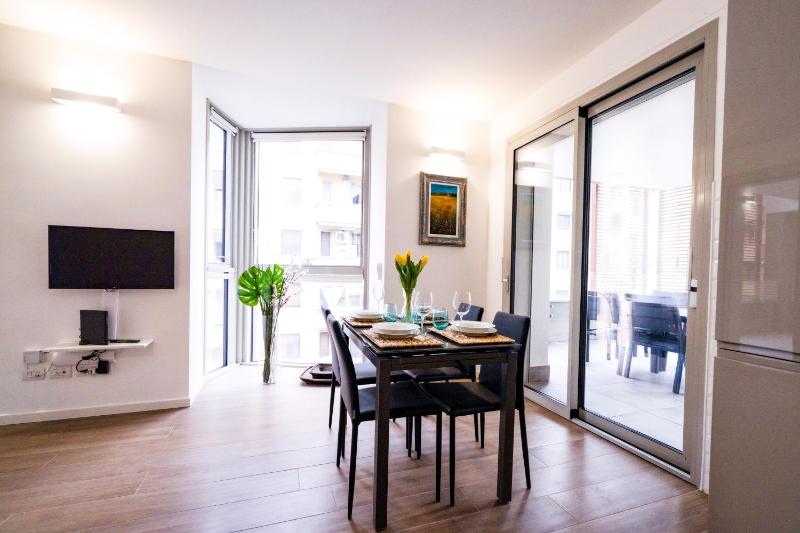 Amazing BRAND NEW 2 room upper scale with condo GYM close to metro — отель в Милане, Италия