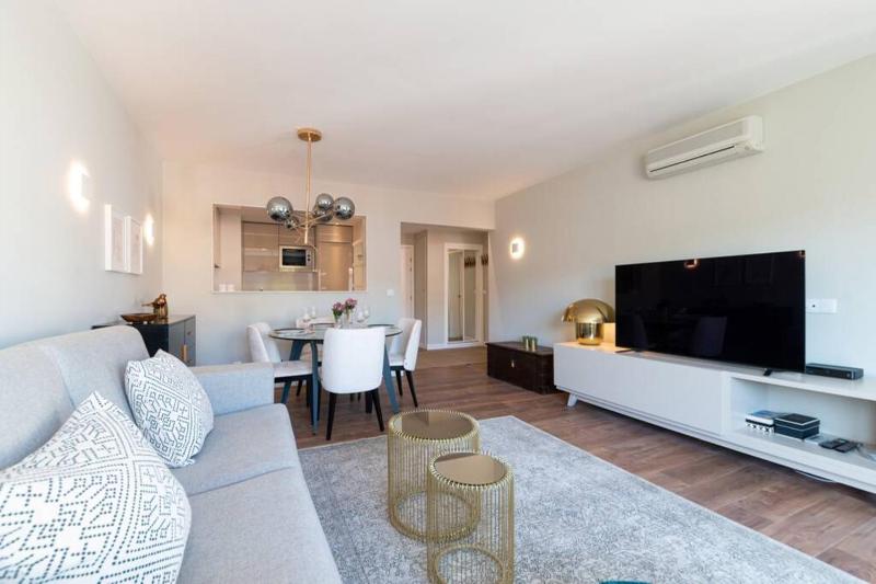 Av. da Liberdade comfortable apt with balcony — комфортный отель в Лиссабоне