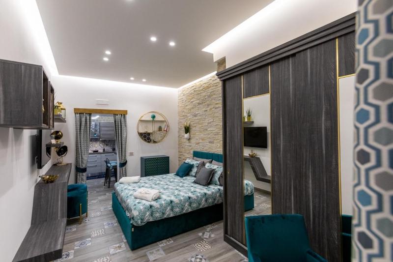 Suite Na' Poesia Santa Chiara ZTL — отель с удобным расположением в Неаполе