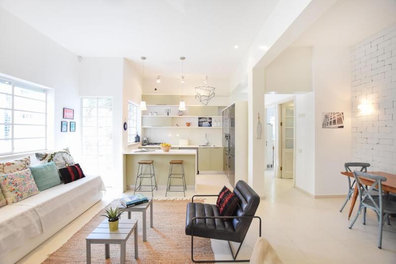 Spacious 3-BR Apartment by HolyGuest — отель в Тель-Авиве, Израиль