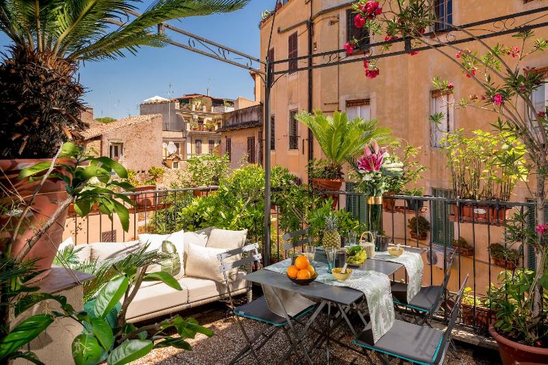 Stunning flat with Terrace in Trastevere — отель с удобным расположением в Риме