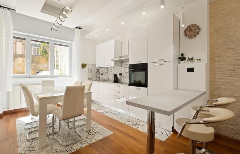 3 bed modern flat - 15 minutes walk to Colosseum — отель с удобствами в Риме