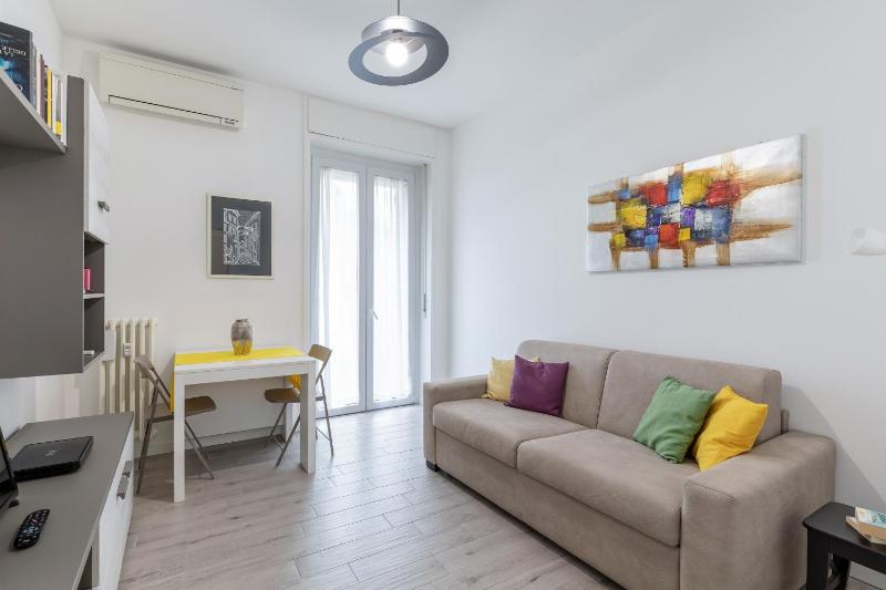 Piazza De Angeli M1 Comfortable Flat with Balcony — комфортный отель в Милане