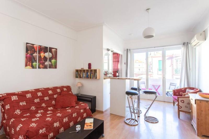 NICE Center - Bright studio balcony wifi & aircon — отель с удобствами в Николь