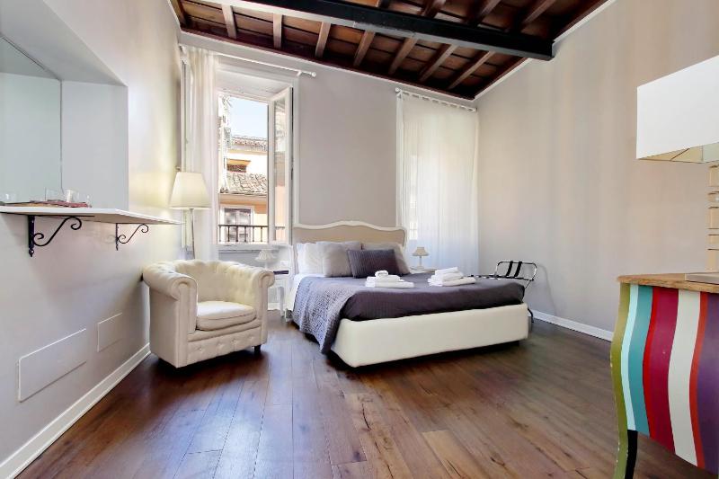 Beautiful Apt Camilla 30 mt from Piazza di Spagna — забронировать отель в Риме