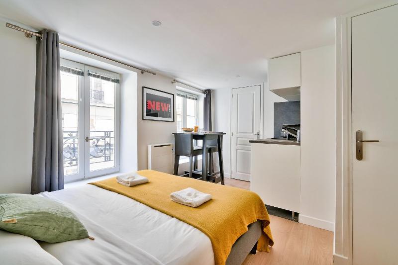 New and Bright Studio in the Heart of Paris (1G) — забронировать отель в Париже