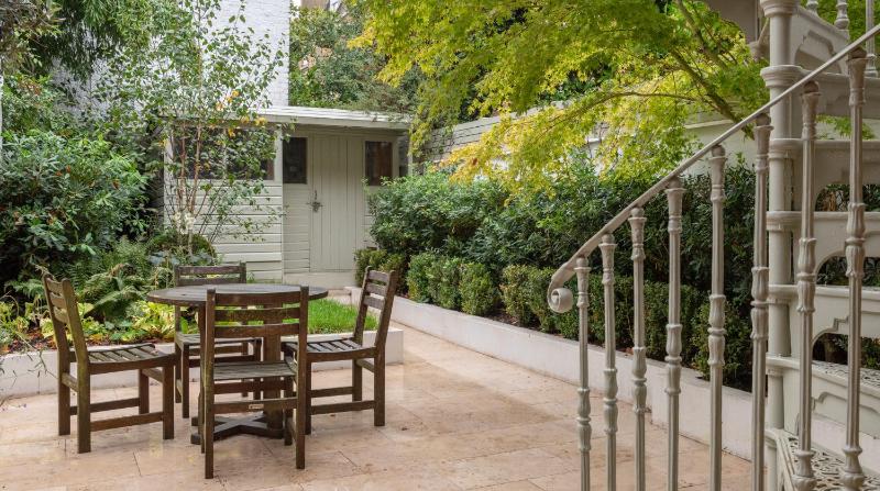 JOIVY Elegant 3-bed flat with private garden in Notting Hill, West London — отель в Лондоне, Соединенное Королевство
