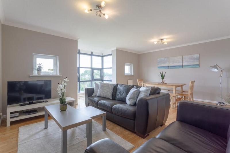 Bright Modern One-Bed with Stunning View of Thames — отель с удобным расположением в Лондоне