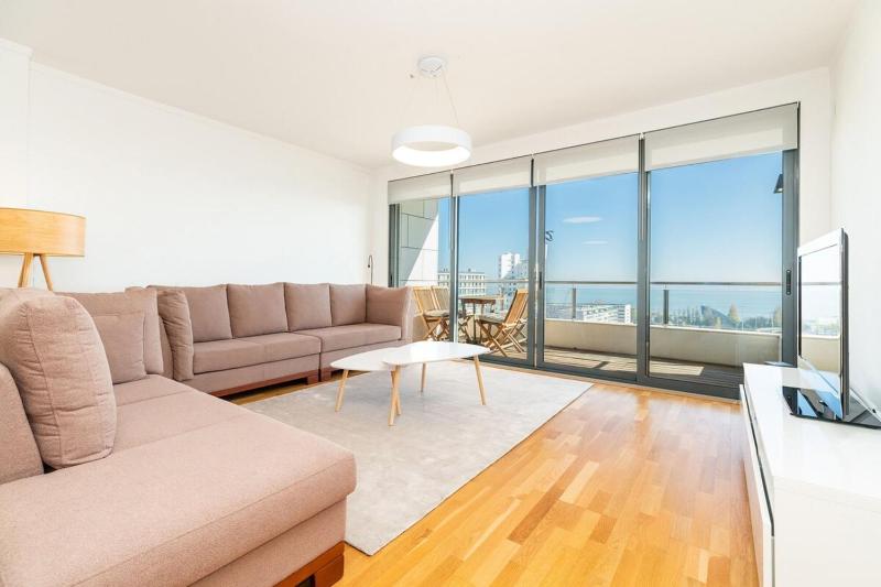 Modern 2 Bedroom Apartment with Balcony and Amazing Views — отель с удобным расположением в Лиссабоне