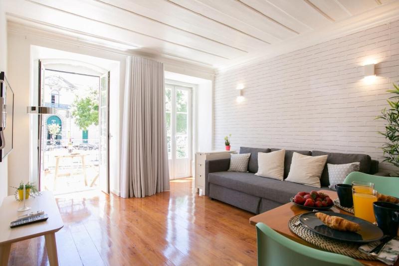 Sunny photographers Studio Apartment with Balcony in Alcantara — комфортный отель в Лиссабоне