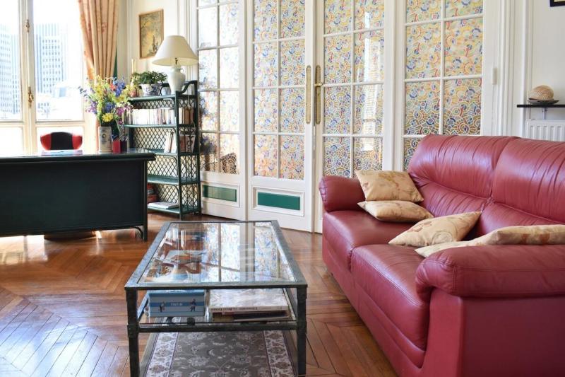 Charming 2 Bedroom Apartment with view of Paris Gare de Lyon — отель с удобствами в Париже