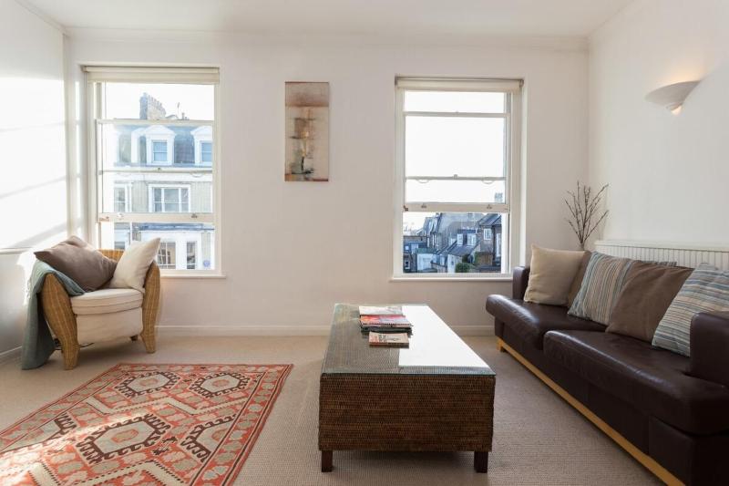 Bright and Spacious 1 Bedroom Apartment in the Heart of Kensington — комфортный отель в Лондоне
