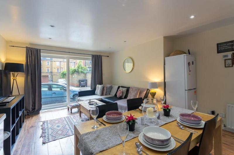 Stylish and Homely 4 Bedroom Home in East London — отель с удобным расположением в Лондоне