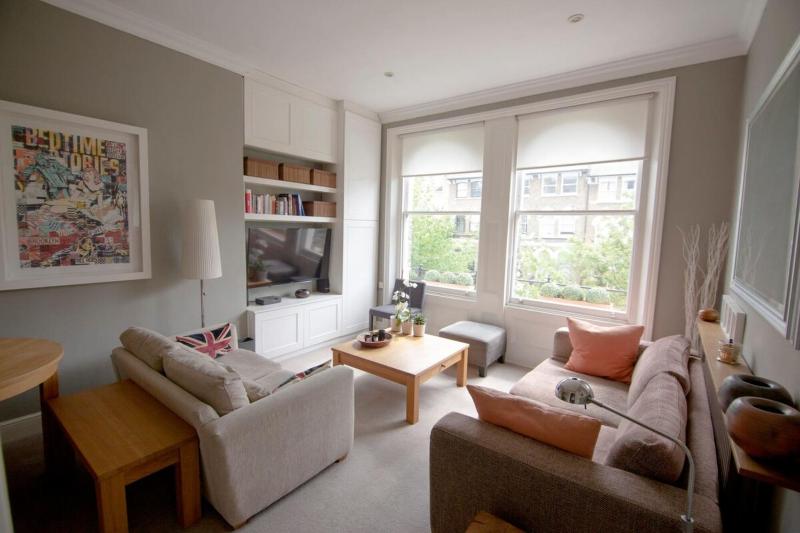 Wonderful 2 Bedroom in Quiet Area near Camden Square — отель с удобным расположением в Лондоне