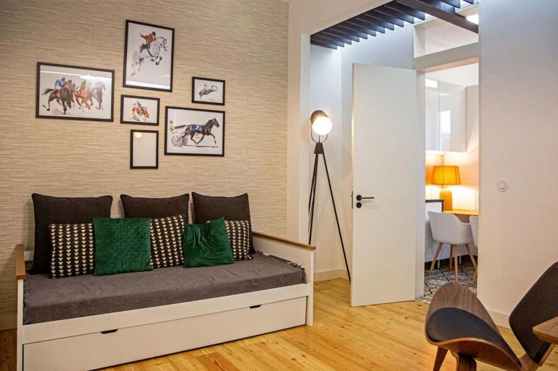 Colourful and Tasteful 2bedroom Apartment in Graca — комфортный отель в Лиссабоне