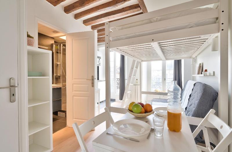 Цены на NEW Mezzanine Studio in the Heart of Paris (4F) в Париже