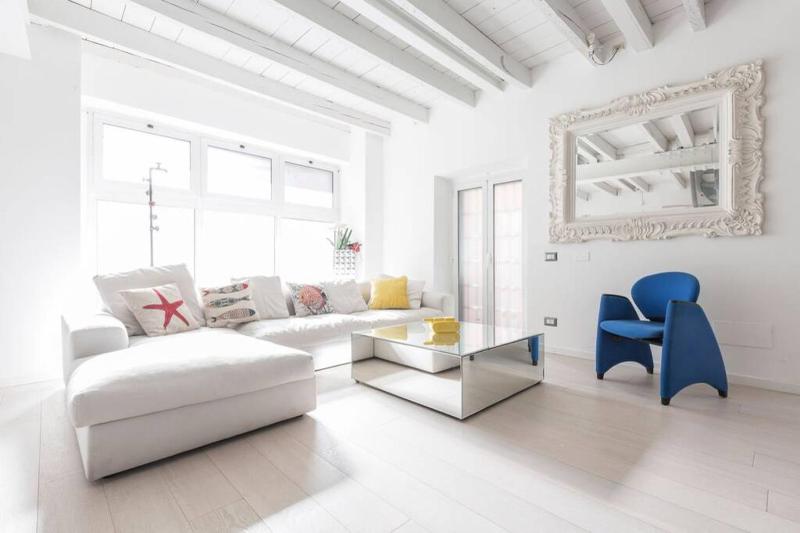 Unique 4 Storey House on Naviglio 4Bd, 4Bt — забронировать отель в Милане