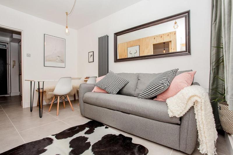 Modern Central 1BD Flat in Clerkenwell - sleeps 4! — отель с удобствами в Лондоне