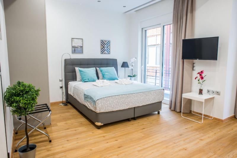 A25 Pristine & Sunny flat with balcony at downtown Athens — отель с удобствами в Афины