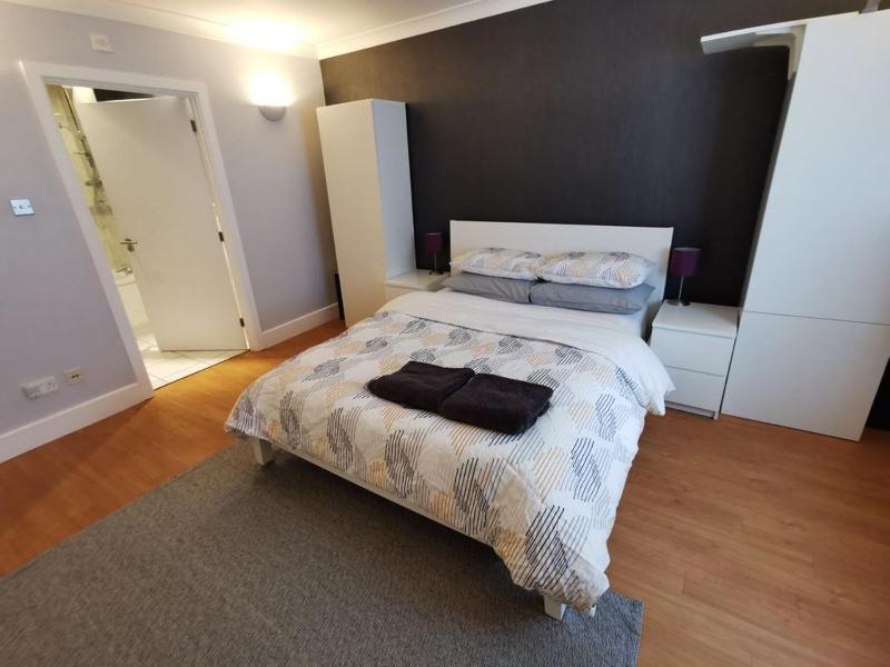 Large modern GF 1-bed apartment Sleeps 2 — отель с удобствами в Лондоне