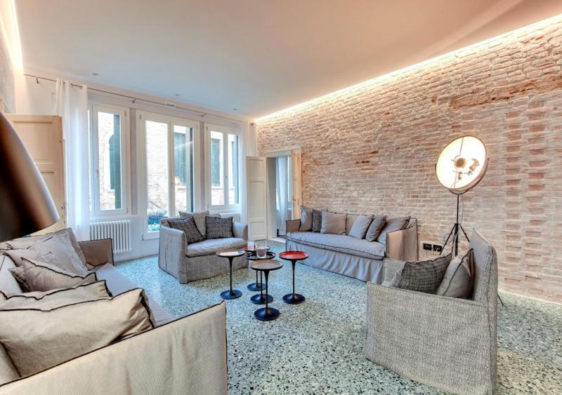 Stunning Modern Apartment In The Heart Of Venice — отель с удобным расположением в Венеции