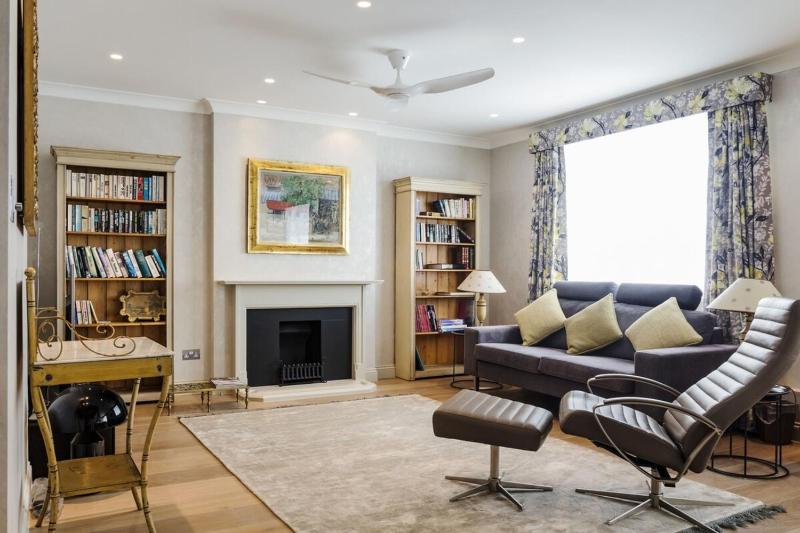 Beautiful 2 Bedroom 2 Bath Flat in South Kensington — забронировать отель в Лондоне