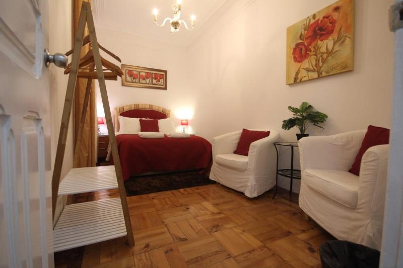 Nice and comfortable double room with private Patio, Central Lisbon, with shared bathroom — забронировать отель в Лиссабоне