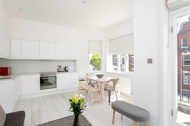 Цены на GuestReady - West Kensington Home wBalcony в Лондоне