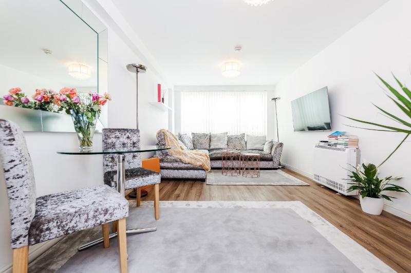 *Spacious-Modern One Bed Flat. Riverside Location* — комфортный отель в Лондоне