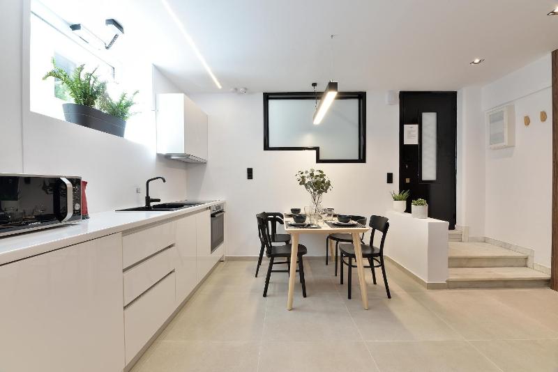 Phaedrus Living City Center Luxury Flat Skoufa — отель с удобствами в Афины