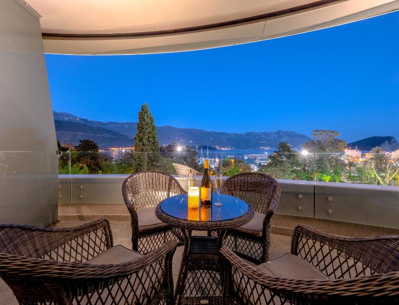 Apartments Garden Azure Budva — отель с удобствами в Будва