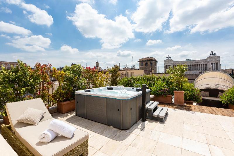 Amazing Penthouse Piazza Venezia — отель с удобным расположением в Риме