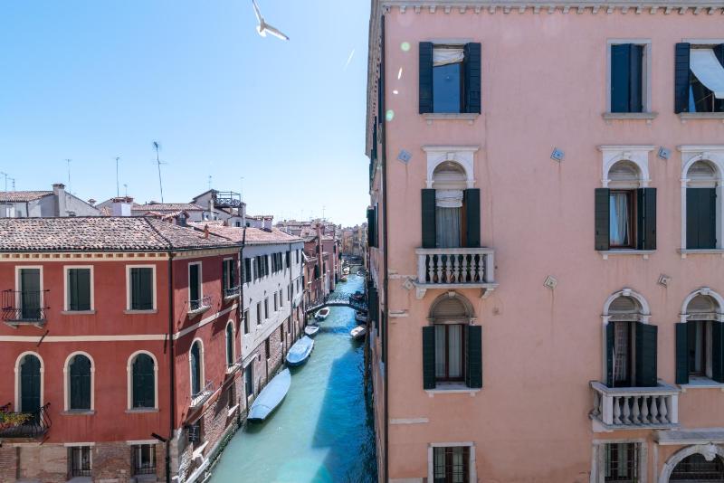 Casanova Deluxe Apartment by Wonderful Italy — отель с удобствами в Венеции